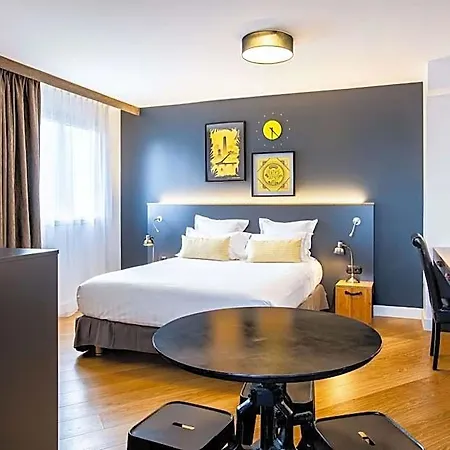Western Suitcase La Defense Hotel