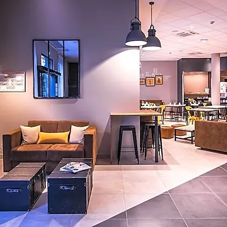 Western Suitcase La Defense Hotel Paris