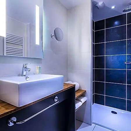 Western Suitcase La Defense 4* Paris