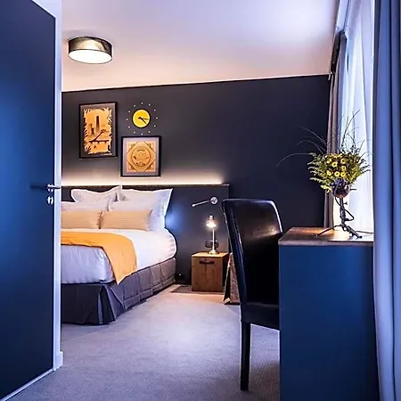 Western Suitcase La Defense Hotel