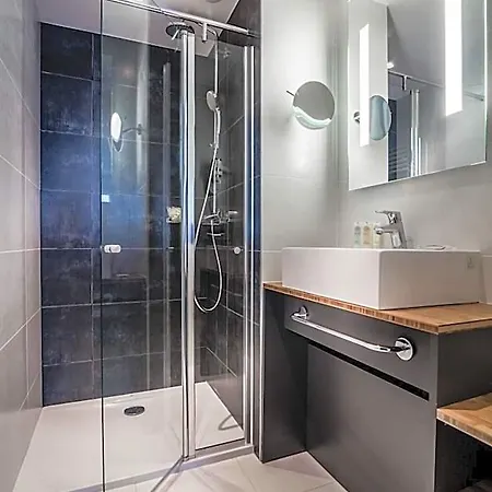 Hotel Western Suitcase La Defense Paris