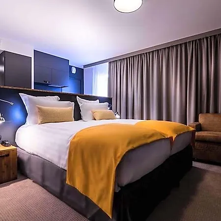 Western Suitcase La Defense Hotel Paris