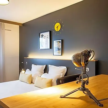 Western Suitcase La Defense Hotel