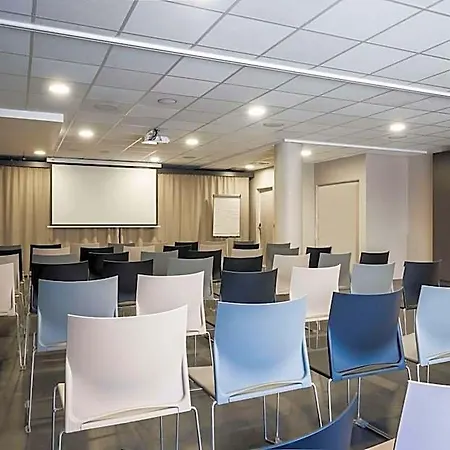 Western Suitcase La Defense Hotel 4*