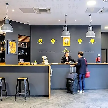 Western Suitcase La Defense Hotel 4*