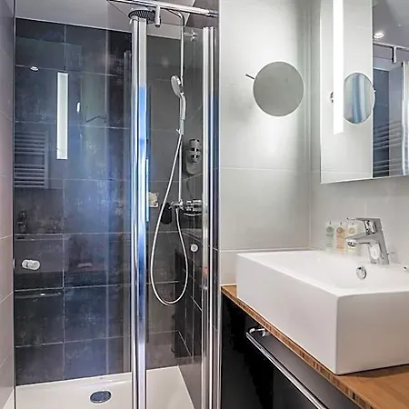 Western Suitcase La Defense Hotel 4*