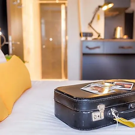 Western Suitcase La Defense Hotel