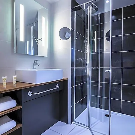Western Suitcase La Defense Hotel Paris