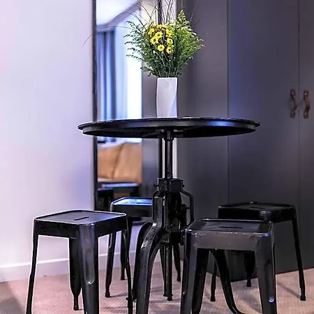 Western Suitcase La Defense Hotel Paris