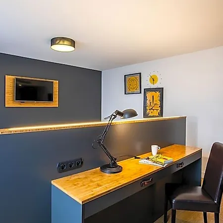 Western Suitcase La Defense 4* Paris