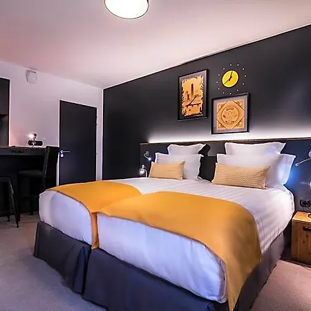 Western Suitcase La Defense Hotel