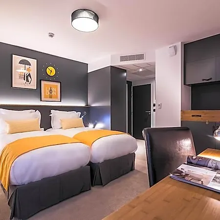 Western Suitcase La Defense Hotel París