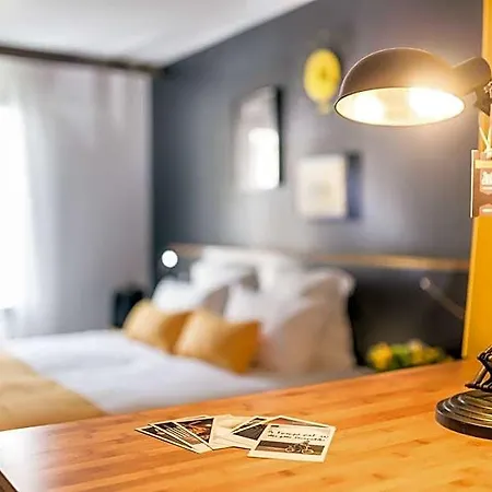 Western Suitcase La Defense Hotel 4*